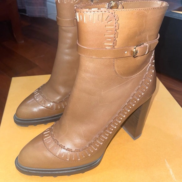 Chestnut Brown Tod’s Booties - Picture 2 of 4